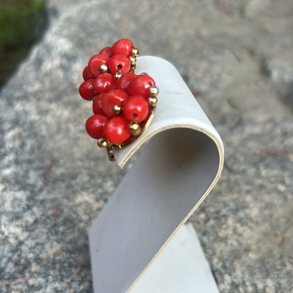 Vintage stamped Hong Kong red bead and brass clip on earrings - Picture 6 of 6